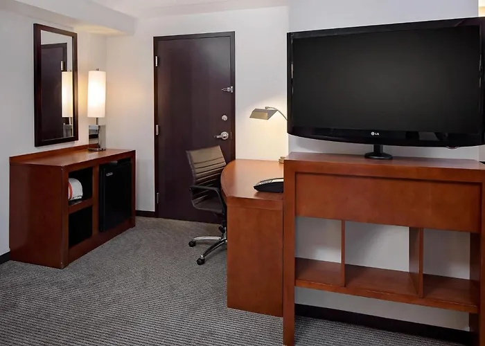 Hyatt Place North Shore Hotel 3*