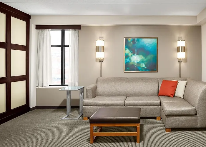Hyatt Place North Shore Hotel 3*