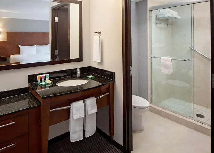 Hyatt Place North Shore 3*