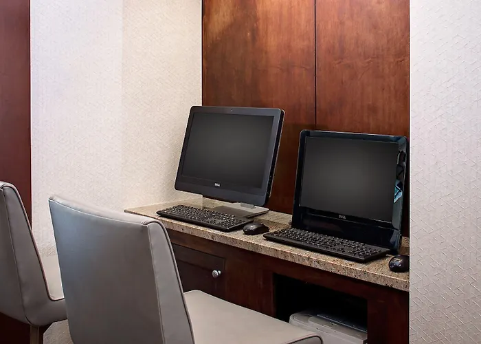 Hyatt Place North Shore 3*