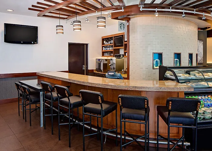 Hyatt Place North Shore 3*