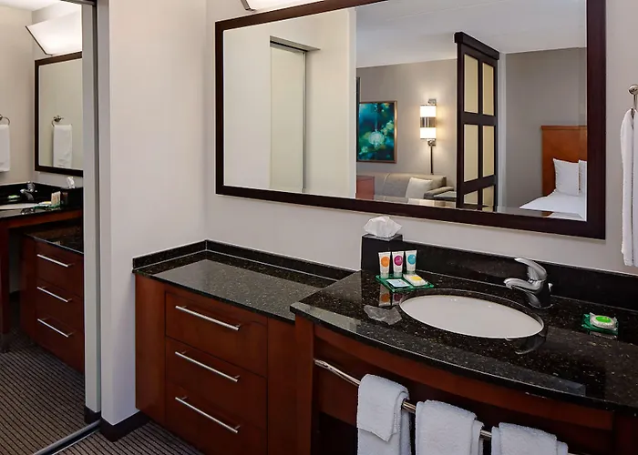 Hyatt Place North Shore Hotel 3*