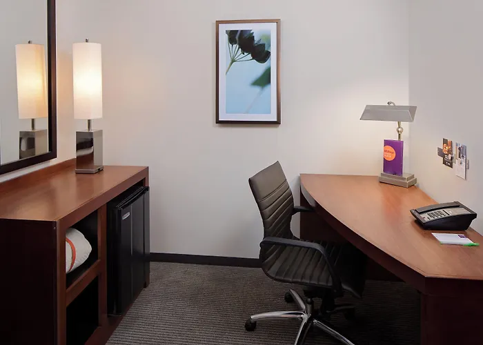 Hyatt Place North Shore 3*