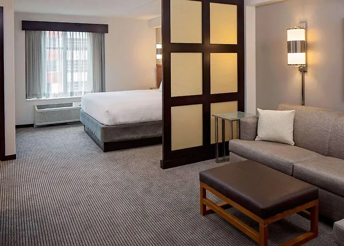 Hyatt Place North Shore Hotel 3*